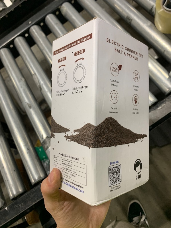 Photo 1 of Electric grinder set salt and pepper