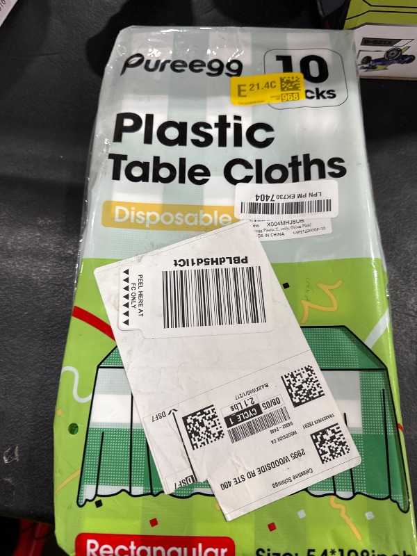 Photo 1 of White and green plastic table cloths 10pc 