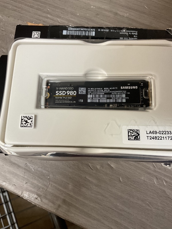 Photo 1 of Samsung 980 SSD 1TB PCle 3.0x4, NVMe M.2 2280, Internal Solid State Drive, Storage for PC, Laptops, Gaming and More, HMB Technology, Intelligent Turbowrite, Speeds of up-to 3,500MB/s, MZ-V8V1T0B/AM