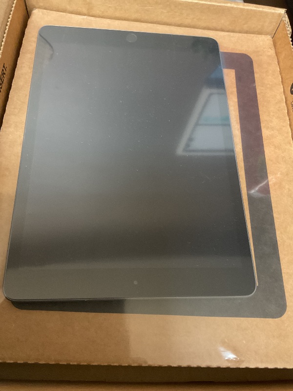 Photo 1 of Apple iPad 2020 (10.2-inch, Wi-Fi, 32GB) - Space Gray (Renewed)