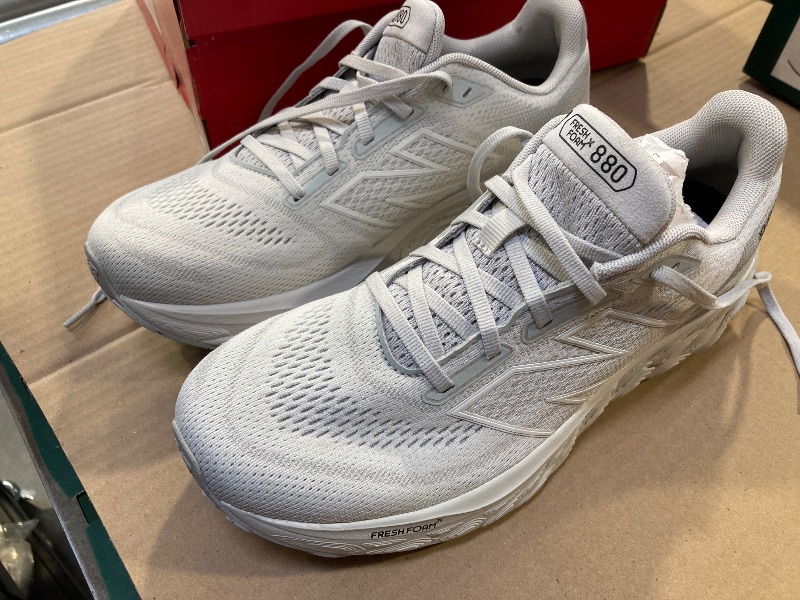 Photo 1 of Womens Shoes Size 9 Fresh Foam  880

