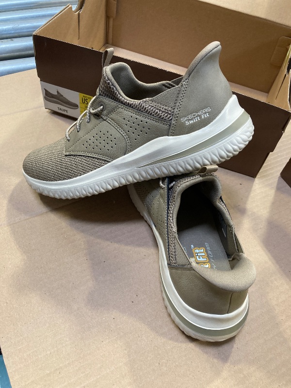 Photo 1 of Skechers, Men's Delson Swift Fit Hands Free Shoe Sneakers Size 8

