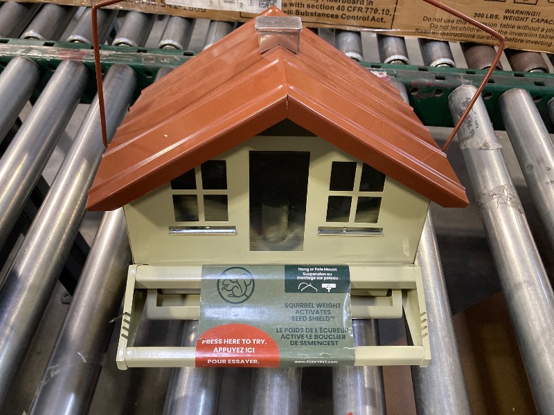 Photo 1 of Perky Pet 8lb Squirrel-Be-Gone II Feeder Home whit 2pack  Wild Bird Food Dry 
