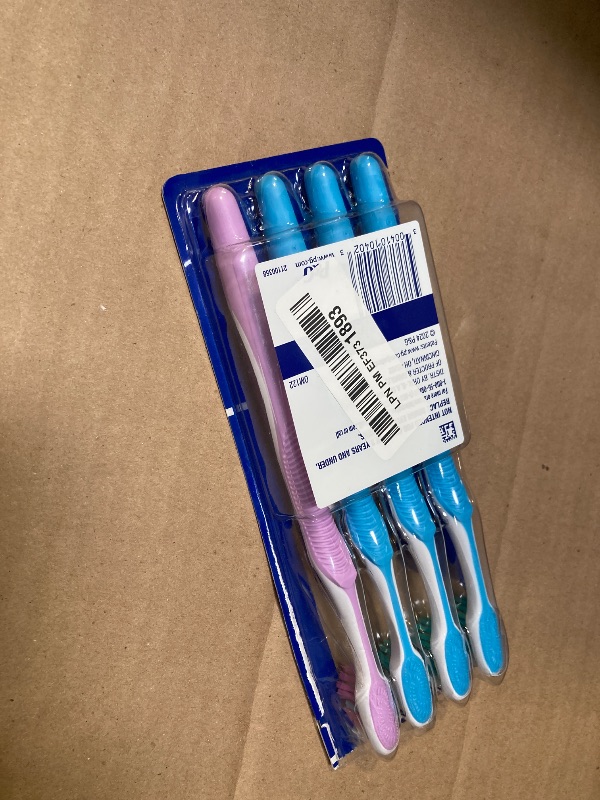Photo 1 of Oral-B Advantage Vivid Dual Action Whitening Toothbrushes, Soft, Tooth Brush Pack of 4 Count, Tooth Brushes  