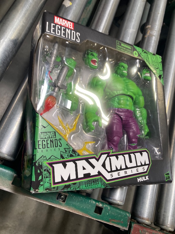 Photo 1 of Marvel Legends Maximum Series Hulk, Deluxe Hulk Comics Collectible 6-Inch Scale Action Figure with Incredible Articulation and Smashing Accessories