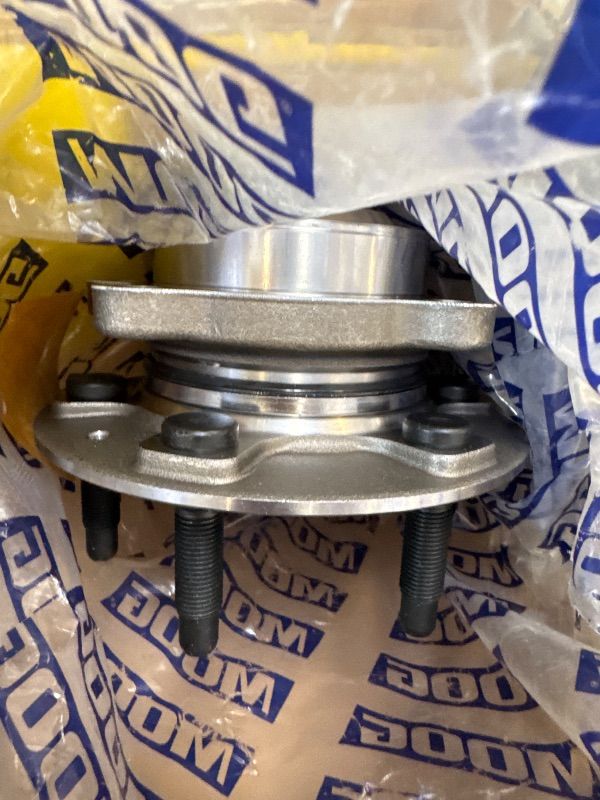 Photo 1 of MOOG 515036 Wheel Bearing and Hub Assembly for Chevrolet Silverado 1500
