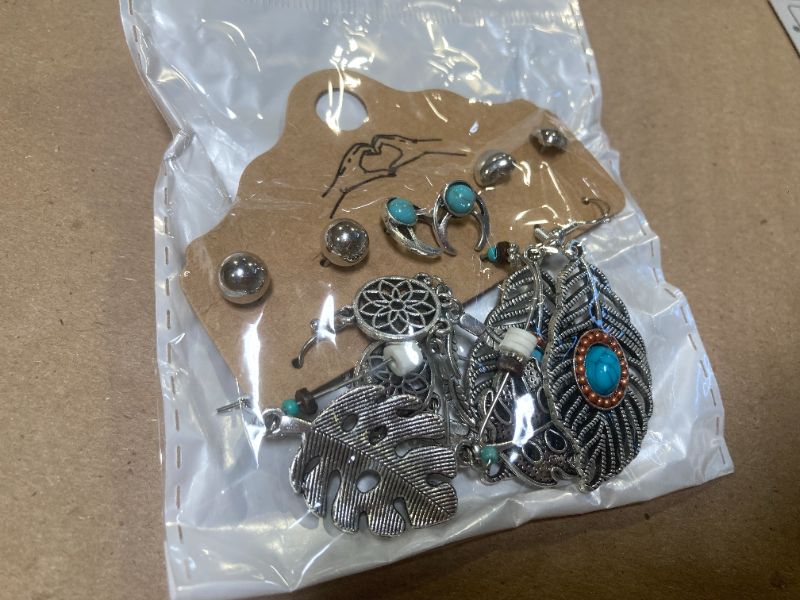 Photo 1 of Vintage Generic Metal Earrings Set  
