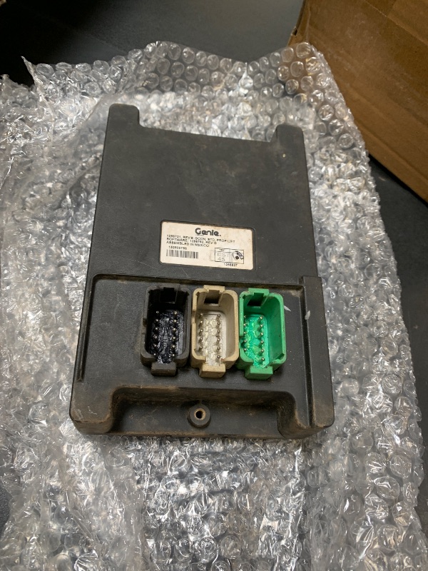 Photo 1 of TINAPAS Ground Control Box GCON 1256721GT 1256721 for Genie GS-1530 GS-1532 GS-1930 GS-1932 GS-2032 GS-2046 GS-2632 GS-2646 GS-2669 GS-3246 GS-3369 GS-4047 GS-4069