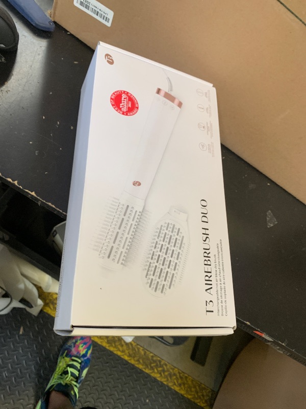 Photo 1 of "T3 AireBrush Duo Interchangeable Hot Air Blow Dry Brush with Two Attachments  Includes 15 Heat and Speed Combinations, T3 IonFlow Technology, Volume Booster Switch, Lock-in Cool Shot"