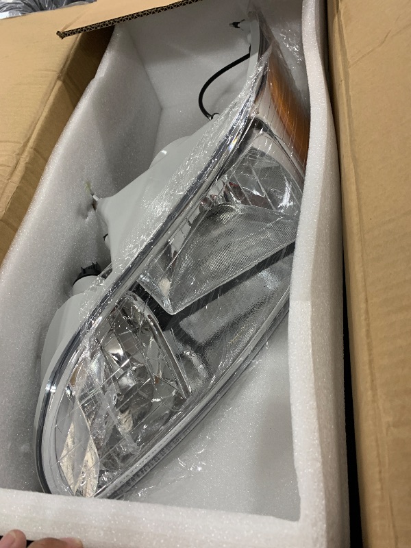 Photo 1 of YUANJUFITT Headlight for Peterbilt 386 330 325 335 337 340 348 382 384 387,Waterproof Headlights Assembly Semi Truck Accessories DOT SAE Approved Driver Passenger Side(A Pair) 1609190R?33D1101LAS