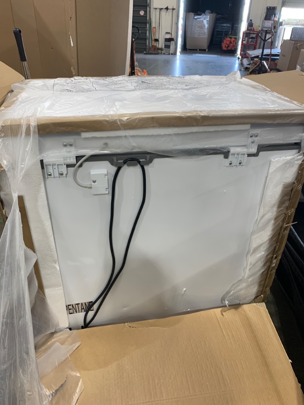 Photo 1 of Midea MERC07C4BAWW 7.0 Cubic Feet Chest Freezer Cu.ft-Convertible, White