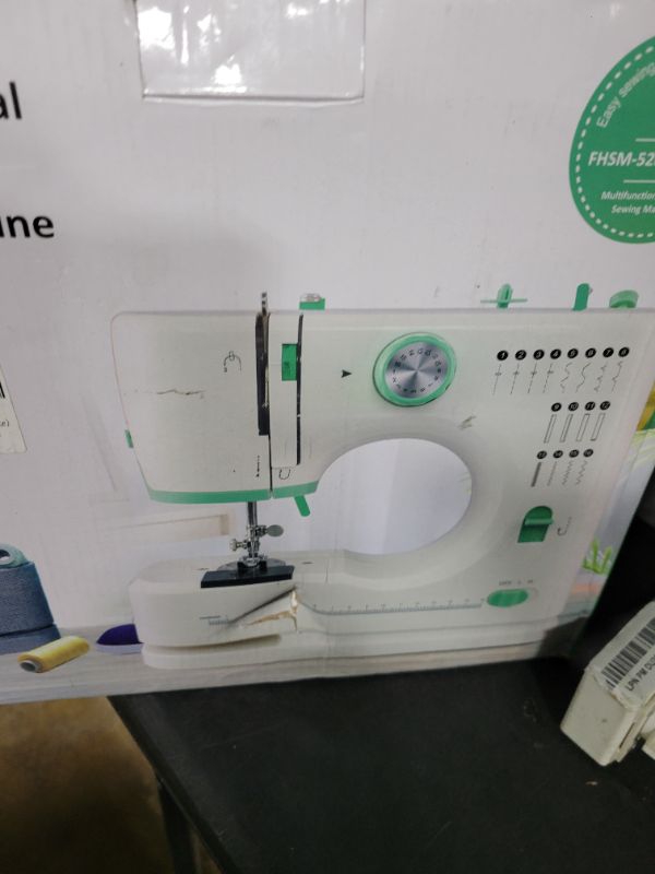 Photo 1 of Weaving everything: Beginner sewing machine, portable packaging, 16 different thread types, adjustable sewing speed, with two needle types, foot pedal (White)