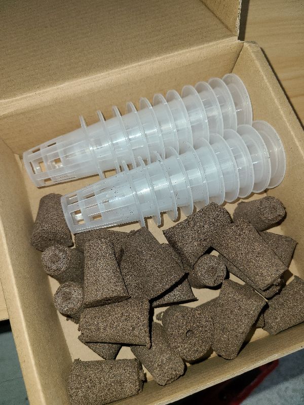 Photo 1 of 40 Pcs Hydroponic Seeds Grow Sponges Pods Kit,Indoor Hydroponics Growing System Root Plant Basket,Hydroponic Pods Cups Pot and Grow Sponges for Garden Indoor Herb Hydroponic Growing System