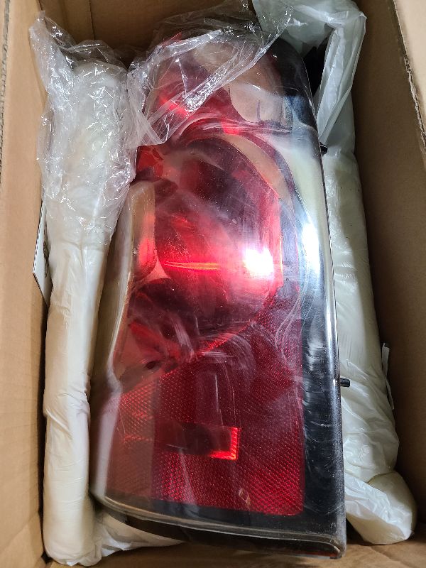 Photo 1 of Nilight Taillight Assembly Compatible with 2003 2004 2005 2006 Chevy Silverado 1500 1500HD 2500 2500HD 3500 2007 Chevrolet Classic OE Style Taillight Rear Lamp Driver and Passenger Side w/Bulbs