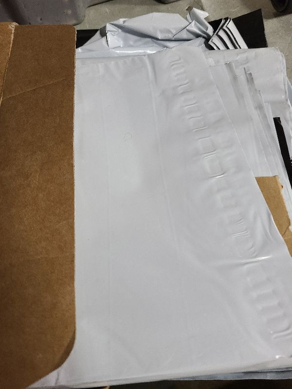 Photo 1 of Outus 120 Pcs Poly Mailer Envelope 4 Sizes Shipping Bags Self Adhesive Clasp Envelope Self Adhesive Tear Proof Mailing Covers(13 x 17 In, 15 x 20 In, 16 x 22 In, 18 x 24 in,White)
