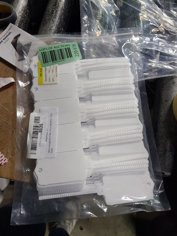 Photo 1 of 100pcs Reusable Blank Plastic Tags Ties Key Tags 1.45"*2.48" Serrated Tension Sealing Strap with Large Label Plastic Tie Mark Label Waterproof Hang Sign Write on Tag (White, 100pcs)