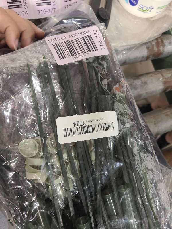Photo 1 of 30 Pack Stem Water Tubes for Flowers with Caps, Extendable Vials for Floral Arrangements, Florist Supplies (6 and 12 Inches)