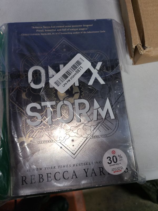 Photo 1 of 
Rebecca Yarros
Onyx Storm (Deluxe Limited Edition) (The Empyrean, 3) 