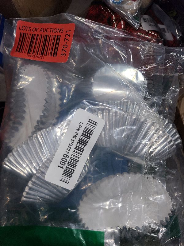 Photo 1 of 200 Pcs Silver Foil Cupcake Liners Standard Baking Cups Muffin Paper Cases