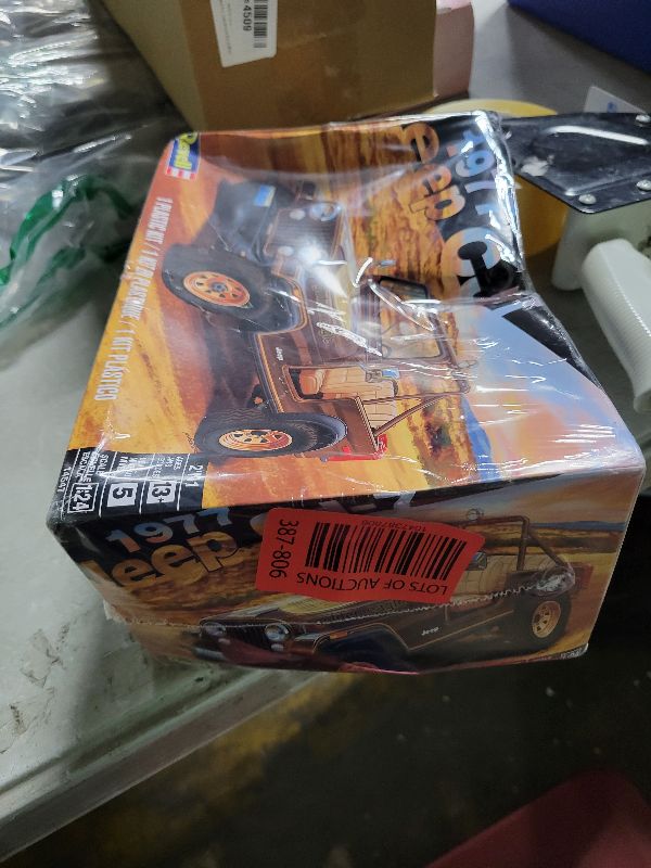 Photo 1 of Revell Level 5 Model Kit 1977 Jeep CJ-7 2-in-1 Kit 1/24 Scale Model