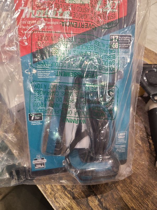 Photo 1 of Makita DML801 18V LXT Lithium-Ion Cordless 12 L.E.D. Flashlight, Flashlight Only, Black