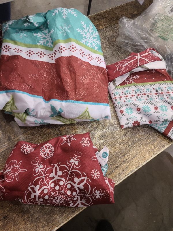 Photo 1 of 3Pcs Christmas Duvet Cover Set Queen Size Christmas Bedding Holiday Xmas Elk Snowflake Decor Gift Microfiber Duvet Cover Bedding Soft Reversible Christmas Duvet Cover Set with Zipper and 2 Pillowcases