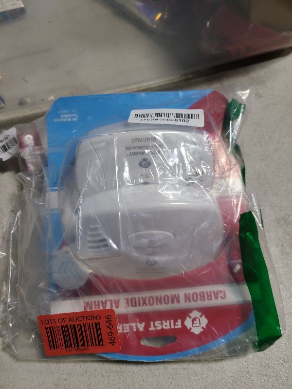 Photo 1 of FIRST ALERT Carbon Monoxide Detector, No Outlet Required, Battery Operated, CO400, White, 2 Count (Pack of 1)