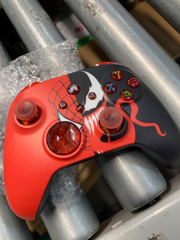 Photo 1 of (see all images)Dinosoo RGB Wireless Controller for Xbox Series X|S, Xbox One & PC, Bluetooth, 4 Vibration Motors, TURBO, Macro - Upgrading with a PC before connecting to X-box