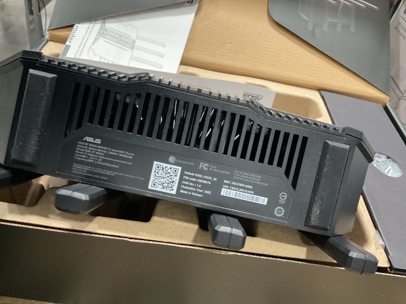 Photo 1 of *UNABLE TO TESTED* ASUS RT-BE92U BE9700 Tri-Band WiFi 7 Router, Supports New 320MHz Bandwidth & 4096-QAM, MLO, AI WAN Detection, AiMesh Support, Subscription-Free Network Security & Comprehensive VPN Features