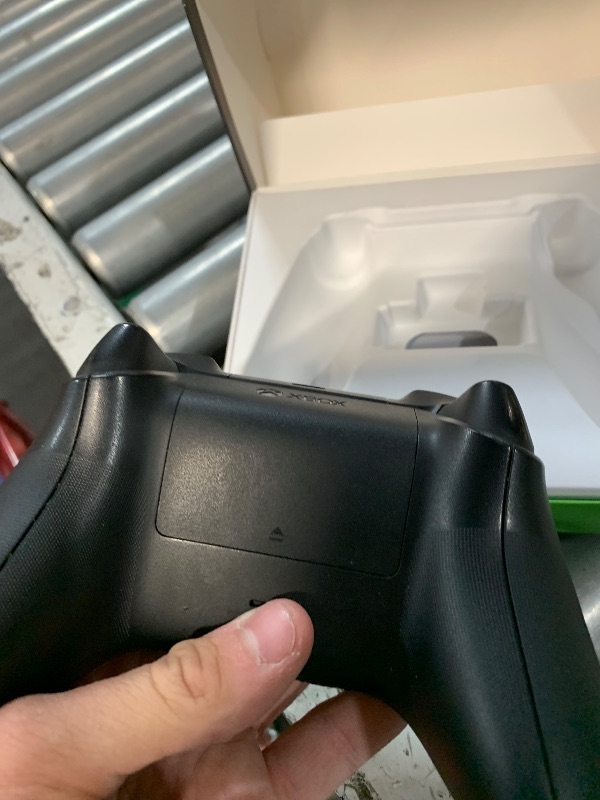 Photo 1 of (MISSING BATTERY) Xbox Wireless Gaming Controller (2025) – Carbon Black – Play on Xbox, Windows, Android, iOS, FireTV Sticks, Smart TVs, VR Headsets