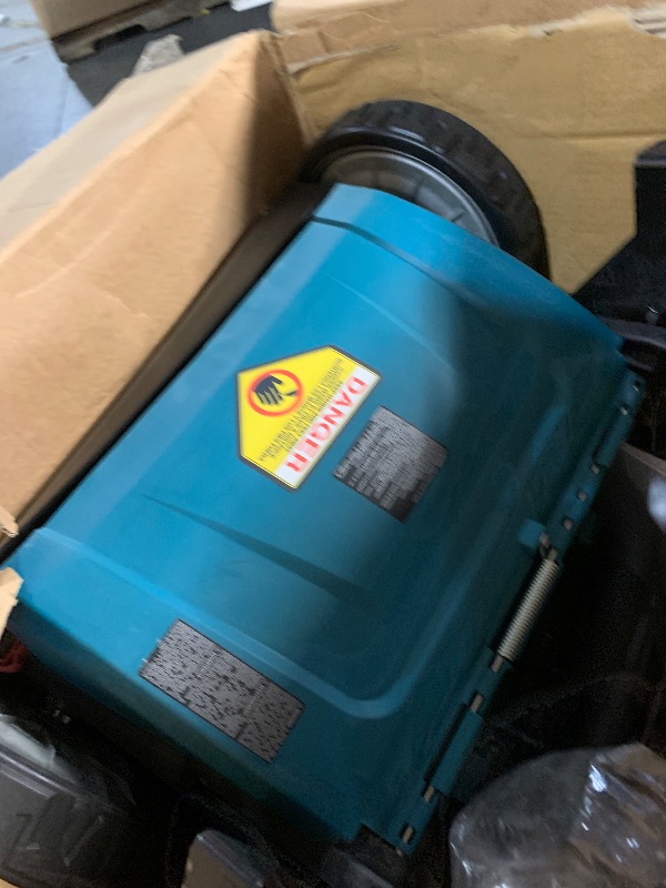 Photo 1 of ***MISSING TWO OF THE BATTERIES**************
Makita XML11CT1 36V (18V X2) LXT® 21" Self-Propelled Lawn Mower Kit with 4 Batteries (5.0Ah)