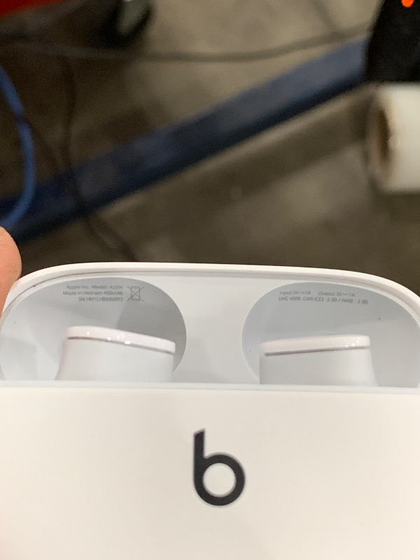 Photo 1 of ********************Left Bud does not work*******************
Beats Studio Buds - True Wireless Noise Cancelling Earbuds - Compatible with Apple & Android, Built-in Microphone, IPX4 Rating, Sweat Resistant Earphones, Class 1 Bluetooth Headphones - White