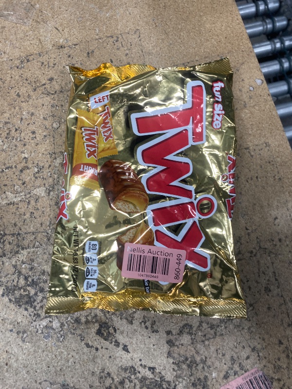 Photo 1 of TWIX Fun Size Caramel Cookie Milk Chocolate Bars Individually Wrapped Party Candy Chocolate Candy Bars, 10.83 Oz Bag