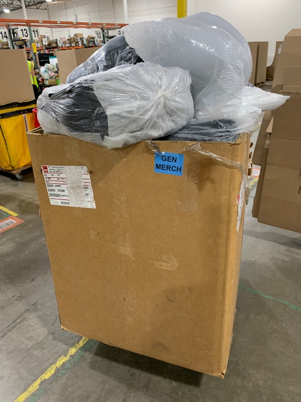 Photo 1 of bulk of mixed items (15 items)cusions, pillows, blankets,comforters, etc.