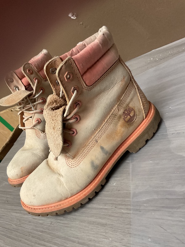 Photo 1 of Timberland wasserdichte Heritage Damenstiefel in Pink & Beige size 7 