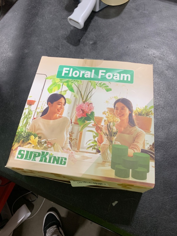Photo 1 of SupKing 8 Pcs Round Floral Foam Blocks 4.5", Green Wet Dry Flower Foams Florist Plant Foam for Craft Artificial and Fresh Flower Arrangements