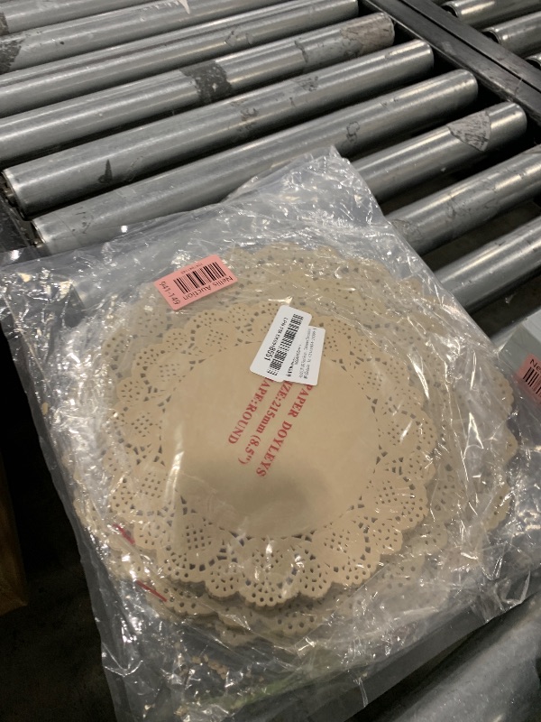 Photo 1 of AUGSUN 200 Pack Round Brown Paper Doilies Assorted Sizes 8.5inch 10.5 inch 12 inch and 13.5 inch Disposable Kraft Paper Placemats for Food Cakes Wedding Tableware Decoration