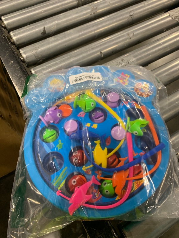 Photo 1 of Spin Master Cardinal Games 6054916 Baby Shark Gone Fishing Game, Multi Colour, Ages 4+