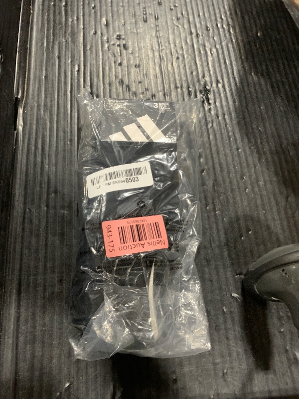 Photo 1 of adidas Men's All Day Training Super No Show Socks sport performance liner height socks for running (3-Pair)