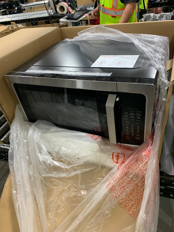 Photo 1 of Toshiba Air Fryer Combo 4-in-1 Countertop Microwave Oven, Smart Sensor, Convection, Mute Function, Position Memory 13.6" Turntable, 1.5 Cu 