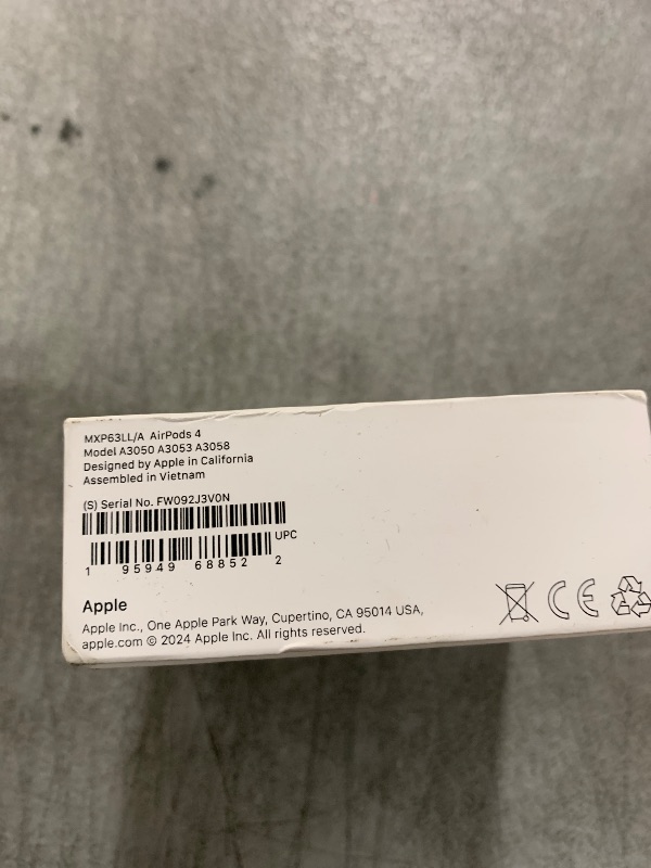 Photo 1 of PRODUCT IS USED AND IS MISSING THE LEFT EARBUD!!!!!!! ---- Apple AirPods 4 Wireless Earbuds, Bluetooth Headphones, Personalized Spatial Audio, Sweat and Water Resistant, USB-C Charging Case, H2 Chip, Up to 30 Hours of Battery Life, Effortless Setup for iP