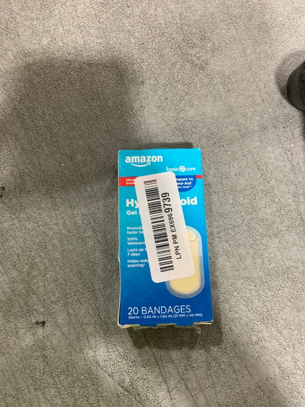 Photo 1 of Amazon Basic Care Advanced Fast Healing Hydrocolloid Gel Bandages, Regular 20