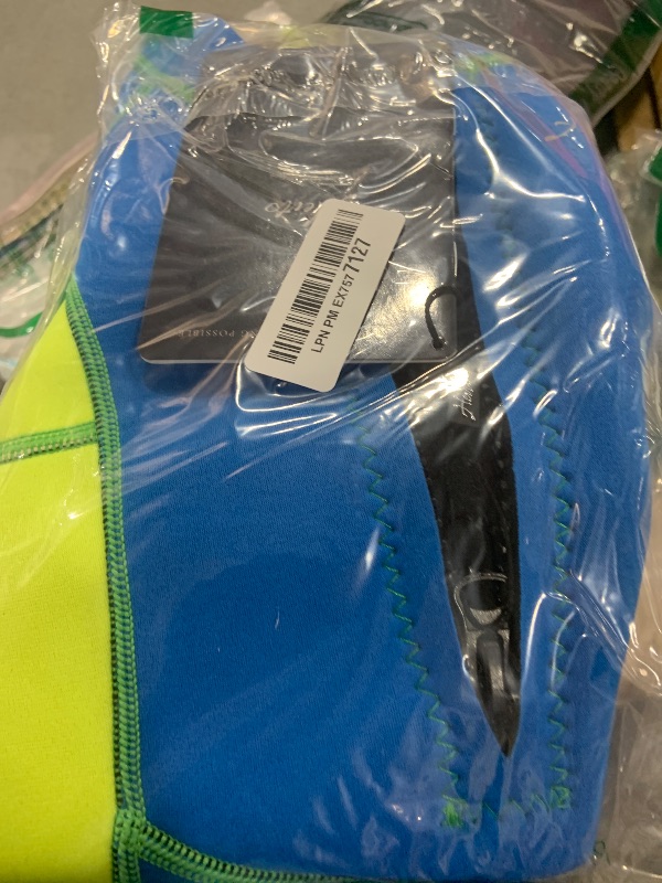 Photo 1 of Hevto Kids Wetsuit Shorty Boys Girls Toddler Youth Size 5 Year 2mm Neoprene Wet Suit Front Zip Thermal Swimming in Cold Water (Green, 5)