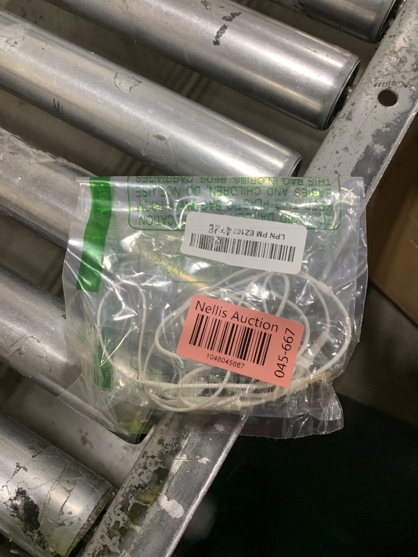 Photo 1 of Samsung EHS64AVFWE 3.5mm Stereo Headset with Remote and Mic - Original OEM - Non-Retail Packaging - White (with Cleaning Cloth)