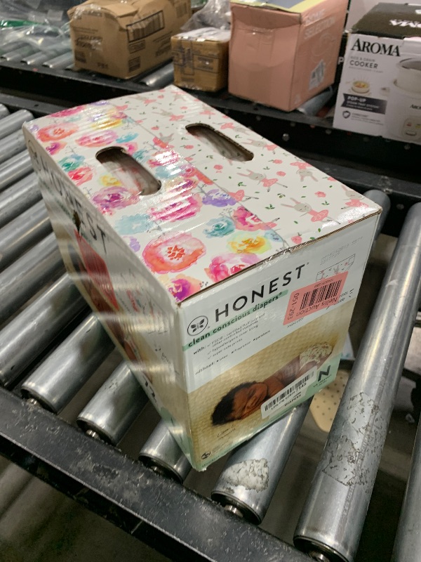 Photo 1 of The Honest Company Clean Conscious Diapers for Delicate Skin | Up to 100% Leakproof | Hypoallergenic, Fragrance Free | Gender Neutral | Super Club Box, Size 1 (8-14 lbs), 136 Count (Prints May Vary)