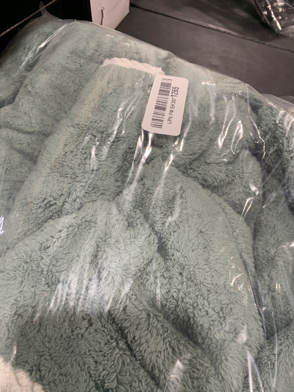 Photo 1 of HVMS Oversized Bath Towels 40x80 Inches Extra Large Bath Sheets Set for Adults Thick Super Soft Quick Dry Highly Absobent Microfiber Shower Towels (Green, 6PCS)