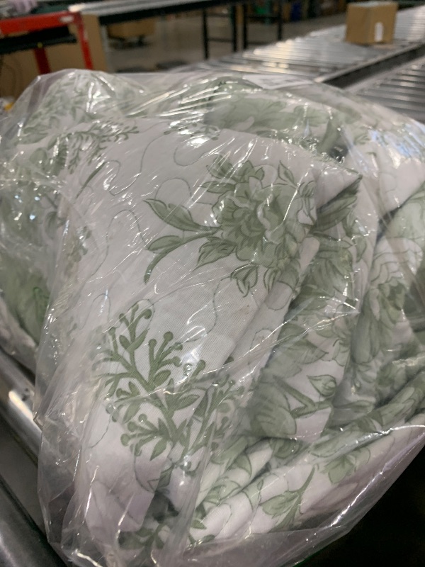 Photo 1 of Wonderful Sage Green Floral Quilt Set King Size, Reversible Cotton Quilt Bedding Set for King Bed, Lightweight Bed Cover 3pcs Soft Printed Bedspread and Coverlet for All Season
