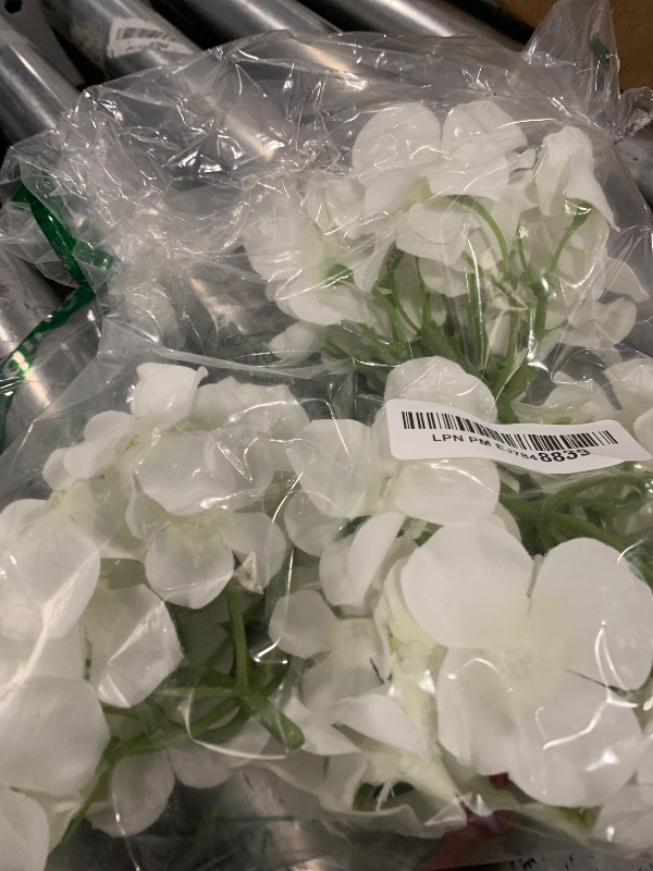Photo 1 of Yunsailing 100 Pcs Artificial Hydrangea Flowers Hydrangea Flower Heads with Stems Silk Faux Hydrangea Flowers for Wedding Centerpiece Fake Bouquet Home Indoor Garden Party Decoration (White)