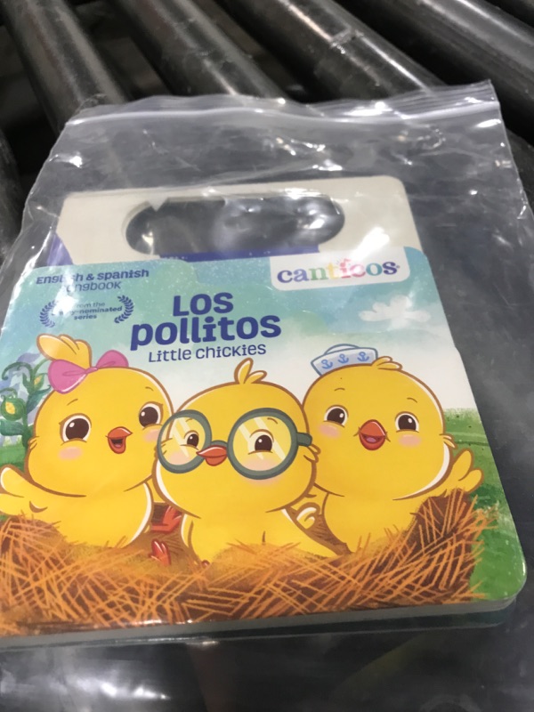 Photo 1 of Canticos Little Chickies / Los Pollitos - Bilingual / Bilingüe 3-Button Sound Board Book for Babies and Toddlers (English and Spanish Edition)
