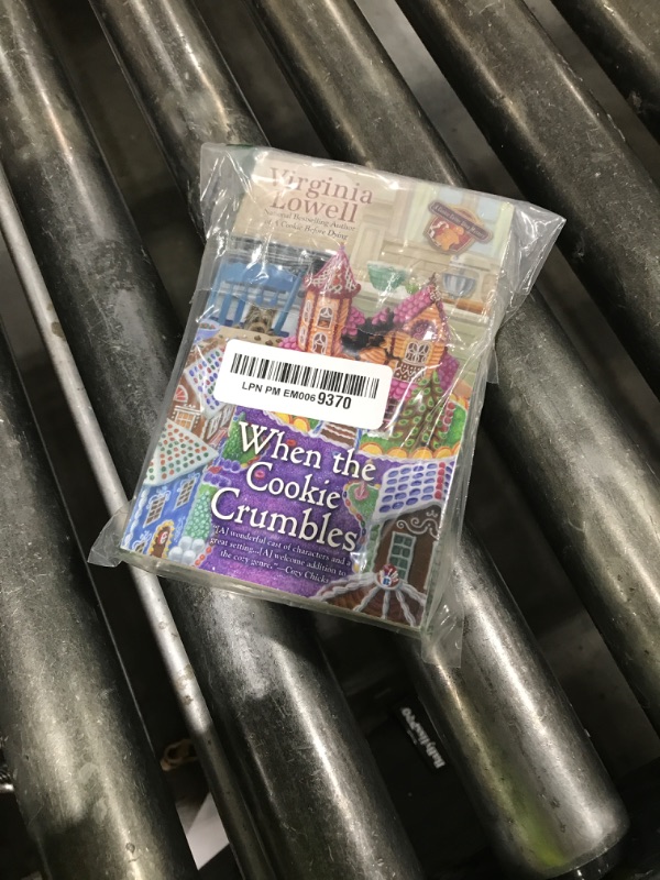 Photo 1 of When the Cookie Crumbles (A Cookie Cutter Shop Mystery)